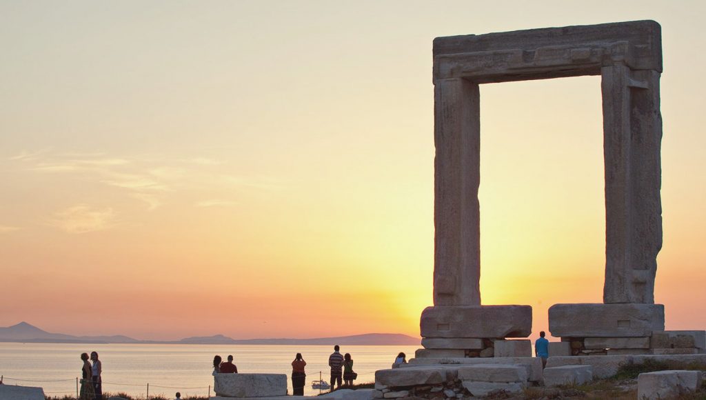 puesta de sol portara en Naxos