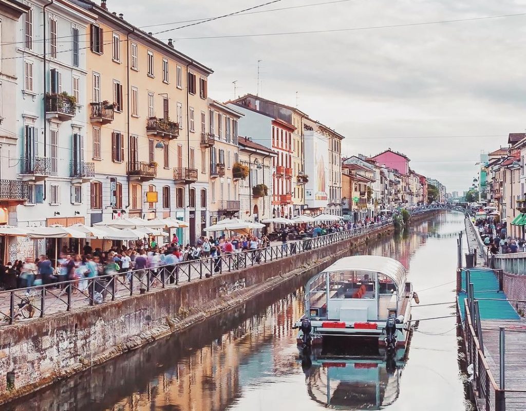 BARRIO DE NAVIGLI, un barrio bohemio rodeado de canales con muchísimos bares y restaurantes, uno de mis favoritos en Milán. #travel #italiangirl #italia #milano #travelphotography #alldaytravel #visitmilano